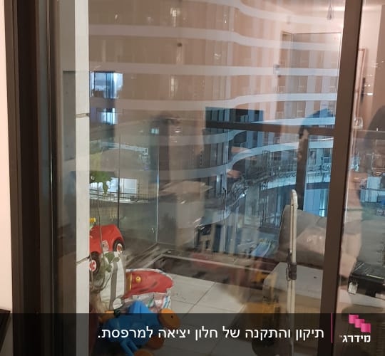 דלת זכוכית עם השתקפות בניין מבחוץ